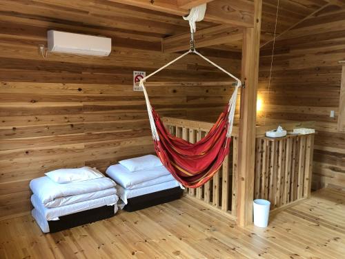 富士河口湖橙色小屋别墅的客房设有两张床和吊床。