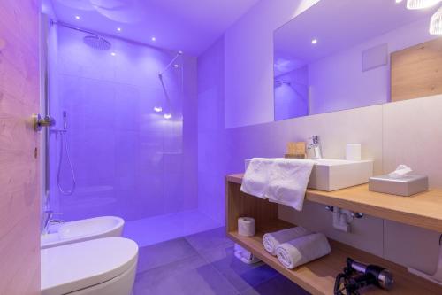 新黎凡特Haus Christian的浴室配有卫生间水槽和淋浴。