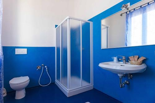 切奇纳Il彭特酒店的蓝色的浴室设有卫生间和水槽