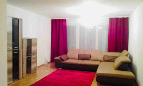 布克斯3 Room Premium Apartment Buchs SG的带沙发和红色窗帘的客厅