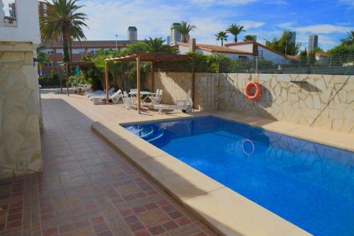 贝尼多姆Villa Ana Apartments的院子里的大型蓝色游泳池