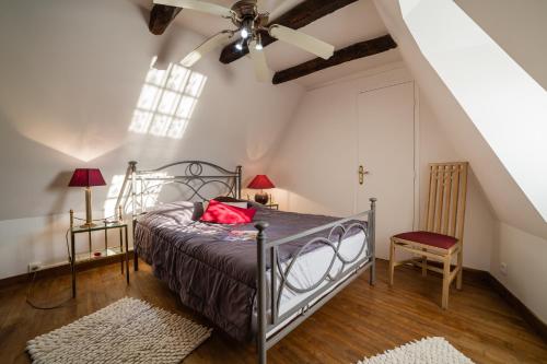 贝纳克和卡泽纳克Au coeur de Beynac, maison authentique avec vue magique sur la rivière的一间卧室配有一张床和吊扇
