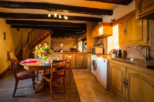 贝纳克和卡泽纳克Au coeur de Beynac, maison authentique avec vue magique sur la rivière的厨房配有桌椅和水槽。