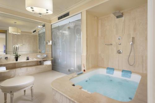 Brunelleschi Hotel的一间浴室