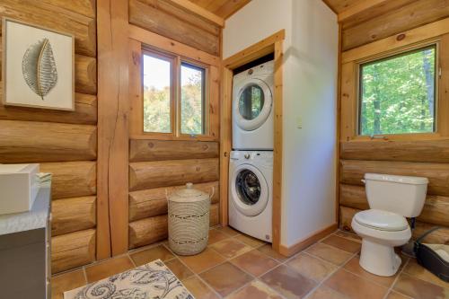 圣阿黛拉Log Cabin Home with Lake and Mountain view by Reserver.ca的一间带卫生间和洗衣机的浴室