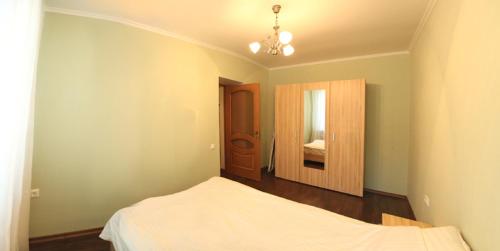 尼古拉耶夫Apartment on Sobornaya , top location的卧室配有白色的床和镜子