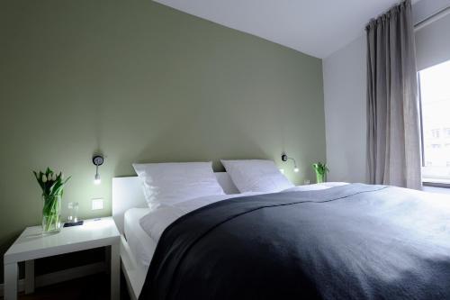 汉堡Hotel KUHBERG Hamburg的白色的卧室设有床和窗户