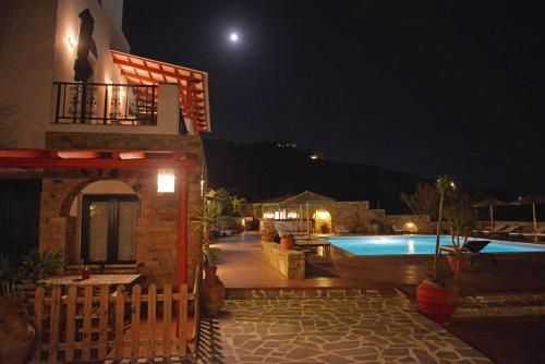 纳克索乔拉天堂别墅酒店的一座晚上设有游泳池的房子