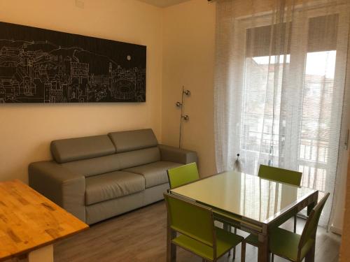 维罗纳Appartamenti Giada的客厅配有桌子和沙发