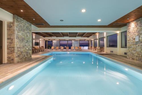 阿拉霍瓦多莫特阿尼莫里亚山度假酒店的大型游泳池位于酒店客房内,