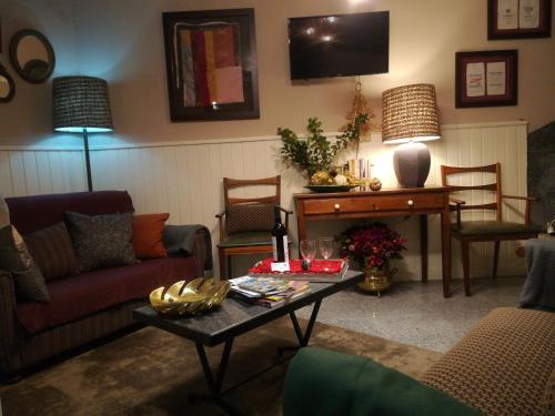 阿尔梅达Casa do Ti Messias的客厅配有沙发和桌子