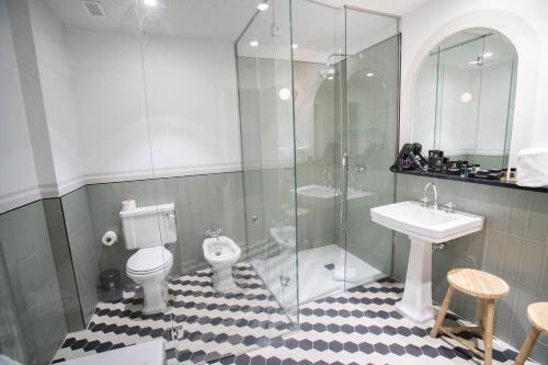 马德里Soho Boutique Congreso的浴室配有卫生间、盥洗盆和淋浴。