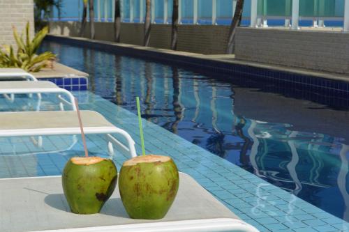 马塞约Sun Paradise - JTR的两个绿色水果坐在游泳池边