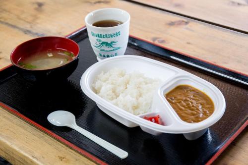 富士宫市Goraikou Sansou Mt Fuji New 7th Station Fujinomiya Route的盘子上放一碗米饭和一杯咖啡