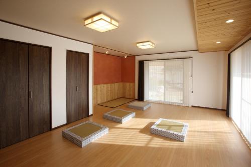 冈山Touchian的一间房间,地板上设有三个冥想垫