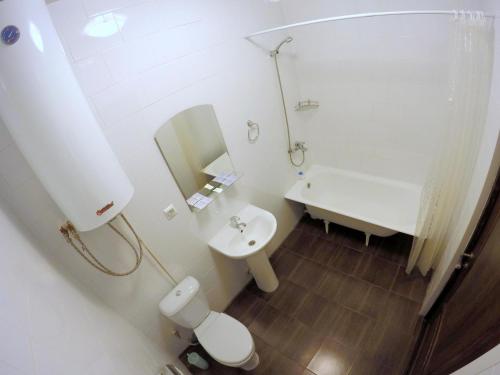 彼尔姆Hotel Azia的白色的浴室设有卫生间和水槽。