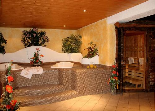 索尔登安德里亚斯酒店的浴室配有带植物的按摩浴缸