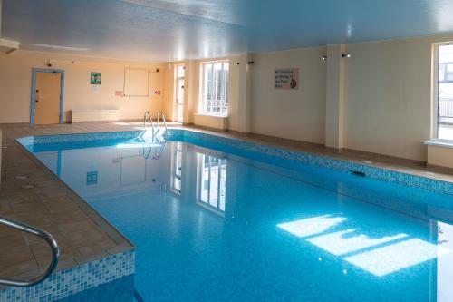 尚克林尚克林酒店的大楼内一个蓝色的大型游泳池