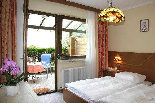 索尔登安德里亚斯酒店的一间卧室配有一张床,阳台配有桌子