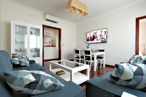 巴塞罗那Classbedroom Fira Business Apartment的客厅配有蓝色的沙发和桌子