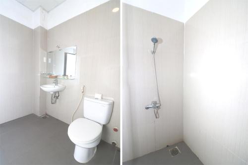 芽庄Nha Trang Pearl Hotel的白色的浴室设有卫生间和水槽。