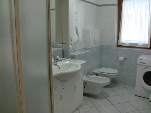 加尔达湖滨Agritur Planchenstainer的白色的浴室设有水槽和卫生间。