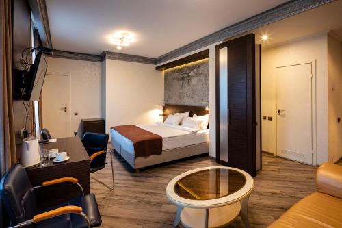 陶格夫匹尔斯比普兰酒店的酒店客房配有一张床铺和一张桌子。