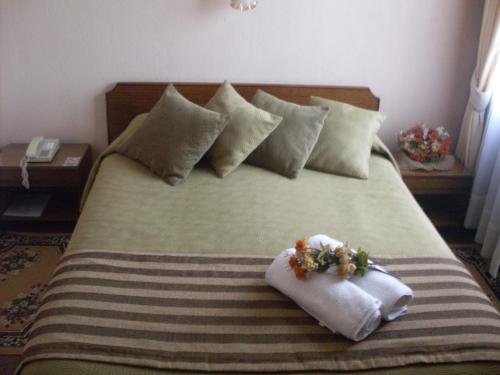 默库里奥酒店客房内的一张或多张床位