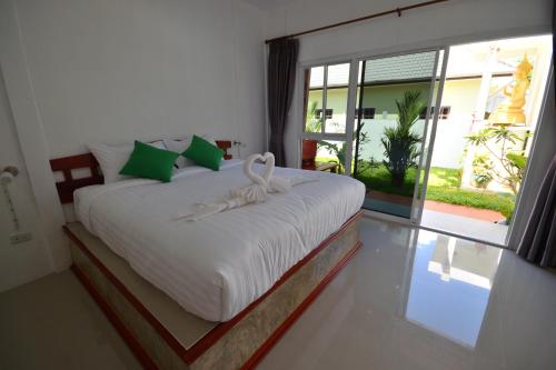 蔻立Mrchu Meditation House的卧室配有白色的床和大窗户