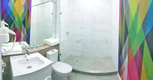 阿克托比Aсe Hotel的浴室配有卫生间、盥洗盆和淋浴。