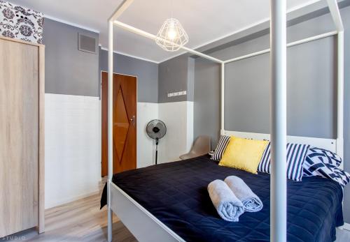 华沙ClickTheFlat Constitution Square Apart Rooms的一间卧室配有一张带两个枕头的天蓬床