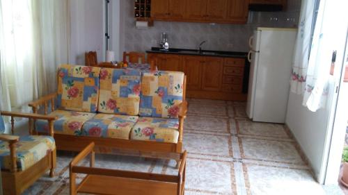 Tejina de IsoraÁTICO ESTRELLA的带沙发和冰箱的客厅