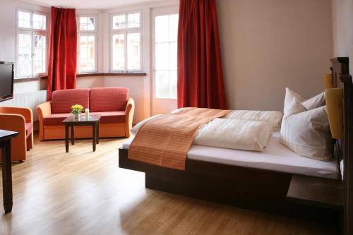 阿尔皮尔斯巴赫Löwen-Post的一间卧室配有一张床、两把椅子和电视
