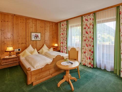 施图拜河谷新施蒂夫特尚恩霍夫酒店的一间卧室配有一张床和一张桌子