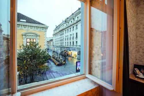 贝尔格莱德Maison Royale的享有城市街道景致的窗户。