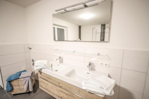 滨湖费尔德Landhaus zur Tanne的一间带水槽和镜子的浴室