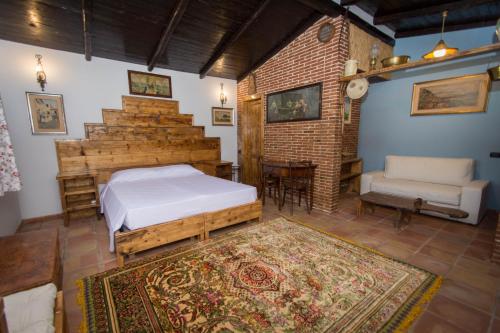 锡拉库扎Agriturismo Papyrus的一间卧室配有一张床、一把椅子和地毯
