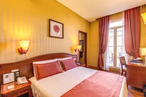 罗马奥古斯塔鲁西拉宫酒店的酒店客房设有床和窗户。