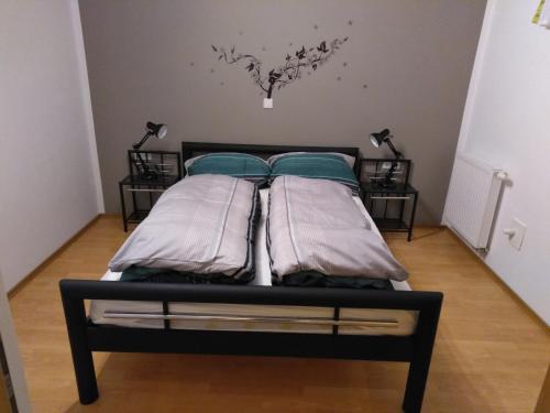 莱比锡Ilka´s kleine Harmonie的一张床上有两个枕头的房间