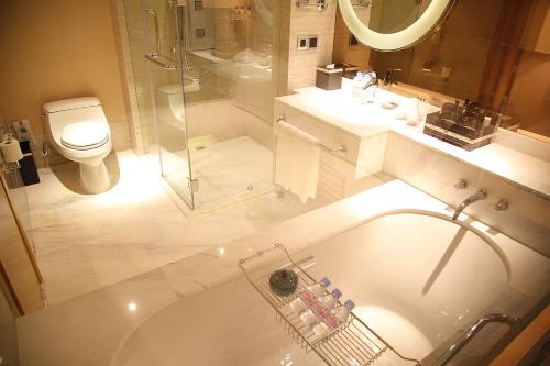 上海上海中航泊悦酒店（中国国际航空公司）的带浴缸、淋浴和卫生间的浴室