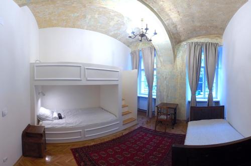 萨格勒布Zagreb Speeka的一间带一张床铺的卧室,位于一个拱形天花板的房间