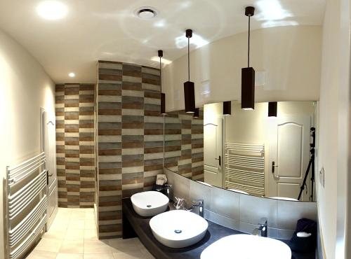 萨格勒布Zagreb Speeka的浴室设有2个水槽和镜子