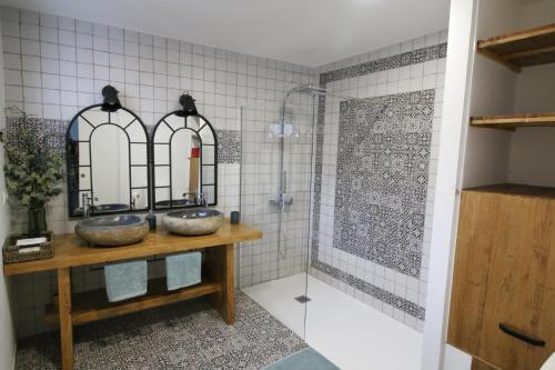 普里埃格·德·科尔多巴La Baranda de Priego的一间带两个盥洗盆和淋浴的浴室