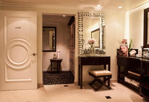 Beverly Hills Plaza Hotel & Spa的一间浴室