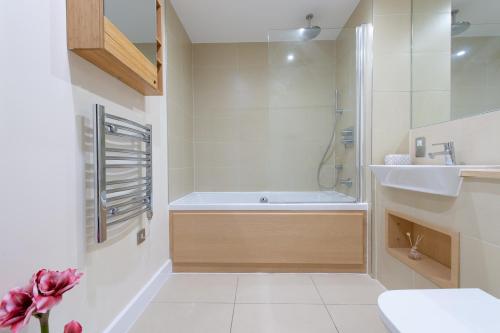 伦敦City Living Apartments的带浴缸、卫生间和盥洗盆的浴室
