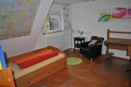 布伦茨河畔金根Ferienwohnung Giessl的一间卧室配有一张床、一张桌子和一架钢琴