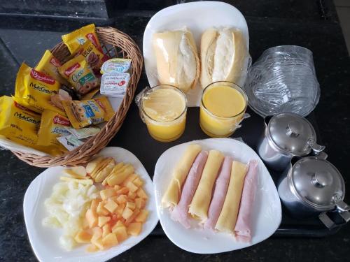 塔博昂-达塞拉Motel Morumbi (Adults Only)的包括热狗、面包和橙汁的食品托盘