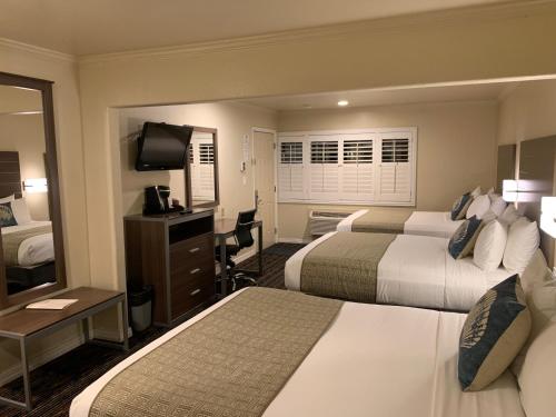 蒙特雷埃尔卡斯特尔汽车旅馆的酒店客房设有两张床和电视。