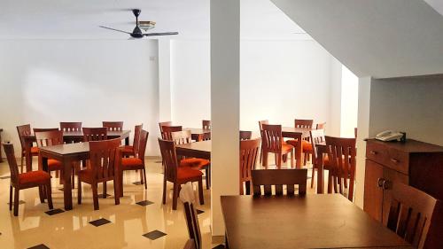 卡特勒格默Livinya Holiday Resort的用餐室配有木桌和椅子
