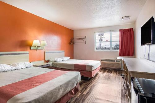 查塔努加Motel 6-East Ridge, TN的酒店客房设有两张床和电视。